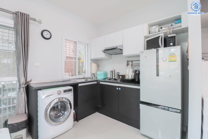 ทาวน์เฮ้าส์มือสองย่านนนทบุรี ม.ซิตี้เซนส์ รัตนาธิเบศร์-เลี่ยงเมืองนนท์ หลังมุม! บนเนื้อที่ 27.10 ตร.ว. มาพร้อมฟังก์ชัน 3 ห้องนอน 2 ห้องน้ำ 2 ที่จอดรถ บ้านหันทิศใต้รับลม รับเงินไหลมาเทมา ใกล้เซ็นทรัลรัตนาธิเบศร์ และรถไฟฟ้าสายสีม่วง "สถานีแยกนนทบุรี 1"...